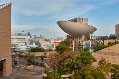 Osaka, Japonya - 24 Aralık 2017: Namba Parks ofisinin yeşil teras bahçesi ve Namba Nichome, Naniwaku, Osaka, Japonya 'daki alışveriş merkezi