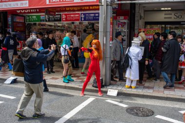 Osaka, Japonya - 18 Mart 2018: Nipponbashi Street Festa, her Mart ayında Osaka, Japonya 'da renkli kostüm ve anime festivali düzenlenir. Dünyanın en büyük kostüm etkinliklerinden biri.