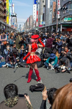 Osaka, Japonya - 18 Mart 2018: Nipponbashi Street Festa, her Mart ayında Osaka, Japonya 'da renkli kostüm ve anime festivali düzenlenir. Dünyanın en büyük kostüm etkinliklerinden biri.
