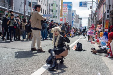Osaka, Japonya - 18 Mart 2018: Nipponbashi Street Festa, her Mart ayında Osaka, Japonya 'da renkli kostüm ve anime festivali düzenlenir. Dünyanın en büyük kostüm etkinliklerinden biri.