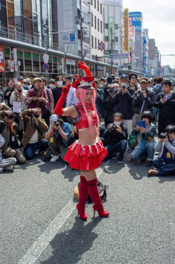 Osaka, Japonya - 18 Mart 2018: Nipponbashi Street Festa, her Mart ayında Osaka, Japonya 'da renkli kostüm ve anime festivali düzenlenir. Dünyanın en büyük kostüm etkinliklerinden biri.