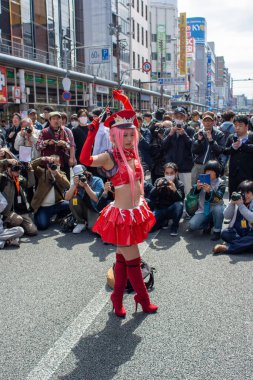 Osaka, Japonya - 18 Mart 2018: Nipponbashi Street Festa, her Mart ayında Osaka, Japonya 'da renkli kostüm ve anime festivali düzenlenir. Dünyanın en büyük kostüm etkinliklerinden biri.
