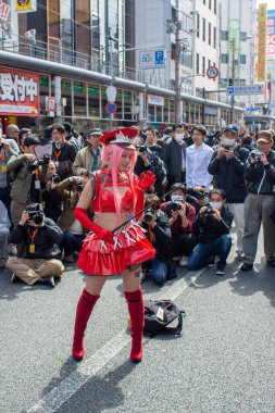 Osaka, Japonya - 18 Mart 2018: Nipponbashi Street Festa, her Mart ayında Osaka, Japonya 'da renkli kostüm ve anime festivali düzenlenir. Dünyanın en büyük kostüm etkinliklerinden biri.