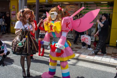 Osaka, Japonya - 18 Mart 2018: Nipponbashi Street Festa, her Mart ayında Osaka, Japonya 'da renkli kostüm ve anime festivali düzenlenir. Dünyanın en büyük kostüm etkinliklerinden biri.
