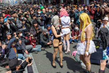 Osaka, Japonya - 18 Mart 2018: Nipponbashi Street Festa, her Mart ayında Osaka, Japonya 'da renkli kostüm ve anime festivali düzenlenir. Dünyanın en büyük kostüm etkinliklerinden biri.