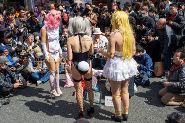 Osaka, Japonya - 18 Mart 2018: Nipponbashi Street Festa, her Mart ayında Osaka, Japonya 'da renkli kostüm ve anime festivali düzenlenir. Dünyanın en büyük kostüm etkinliklerinden biri.