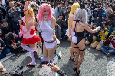 Osaka, Japonya - 18 Mart 2018: Nipponbashi Street Festa, her Mart ayında Osaka, Japonya 'da renkli kostüm ve anime festivali düzenlenir. Dünyanın en büyük kostüm etkinliklerinden biri.