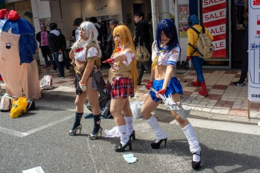 Osaka, Japonya - 18 Mart 2018: Nipponbashi Street Festa, her Mart ayında Osaka, Japonya 'da renkli kostüm ve anime festivali düzenlenir. Dünyanın en büyük kostüm etkinliklerinden biri.