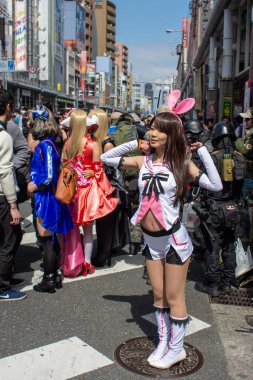 Osaka, Japonya - 18 Mart 2018: Nipponbashi Street Festa, her Mart ayında Osaka, Japonya 'da renkli kostüm ve anime festivali düzenlenir. Dünyanın en büyük kostüm etkinliklerinden biri.