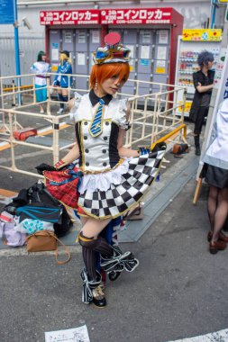 Osaka, Japonya - 18 Mart 2018: Nipponbashi Street Festa, her Mart ayında Osaka, Japonya 'da renkli kostüm ve anime festivali düzenlenir. Dünyanın en büyük kostüm etkinliklerinden biri.