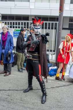 Osaka, Japonya - 18 Mart 2018: Nipponbashi Street Festa, her Mart ayında Osaka, Japonya 'da renkli kostüm ve anime festivali düzenlenir. Dünyanın en büyük kostüm etkinliklerinden biri.