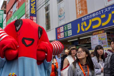 Osaka, Japonya - 18 Mart 2018: Nipponbashi Street Festa, her Mart ayında Osaka, Japonya 'da renkli kostüm ve anime festivali düzenlenir. Dünyanın en büyük kostüm etkinliklerinden biri.