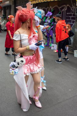 Osaka, Japonya - 18 Mart 2018: Nipponbashi Street Festa, her Mart ayında Osaka, Japonya 'da renkli kostüm ve anime festivali düzenlenir. Dünyanın en büyük kostüm etkinliklerinden biri.