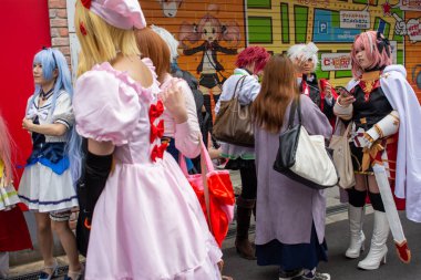 Osaka, Japonya - 18 Mart 2018: Nipponbashi Street Festa, her Mart ayında Osaka, Japonya 'da renkli kostüm ve anime festivali düzenlenir. Dünyanın en büyük kostüm etkinliklerinden biri.