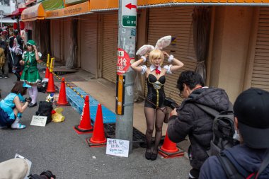 Osaka, Japonya - 18 Mart 2018: Nipponbashi Street Festa, her Mart ayında Osaka, Japonya 'da renkli kostüm ve anime festivali düzenlenir. Dünyanın en büyük kostüm etkinliklerinden biri.