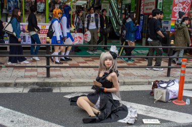 Osaka, Japonya - 18 Mart 2018: Nipponbashi Street Festa, her Mart ayında Osaka, Japonya 'da renkli kostüm ve anime festivali düzenlenir. Dünyanın en büyük kostüm etkinliklerinden biri.
