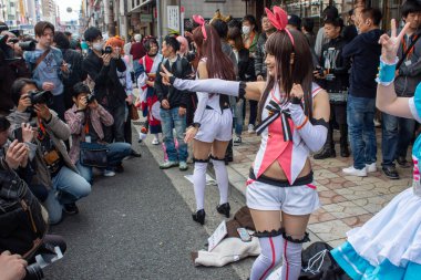 Osaka, Japonya - 18 Mart 2018: Nipponbashi Street Festa, her Mart ayında Osaka, Japonya 'da renkli kostüm ve anime festivali düzenlenir. Dünyanın en büyük kostüm etkinliklerinden biri.