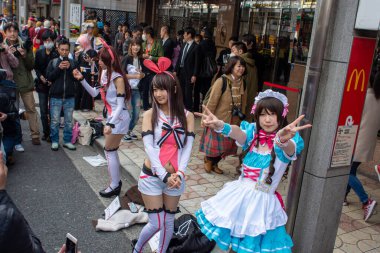 Osaka, Japonya - 18 Mart 2018: Nipponbashi Street Festa, her Mart ayında Osaka, Japonya 'da renkli kostüm ve anime festivali düzenlenir. Dünyanın en büyük kostüm etkinliklerinden biri.