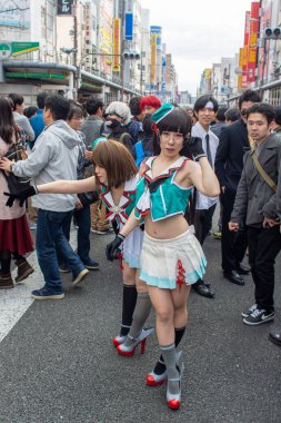 Osaka, Japonya - 18 Mart 2018: Nipponbashi Street Festa, her Mart ayında Osaka, Japonya 'da renkli kostüm ve anime festivali düzenlenir. Dünyanın en büyük kostüm etkinliklerinden biri.