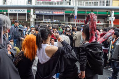 Osaka, Japonya - 18 Mart 2018: Nipponbashi Street Festa, her Mart ayında Osaka, Japonya 'da renkli kostüm ve anime festivali düzenlenir. Dünyanın en büyük kostüm etkinliklerinden biri.