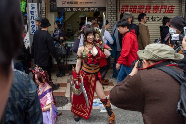 Osaka, Japonya - 18 Mart 2018: Nipponbashi Street Festa, her Mart ayında Osaka, Japonya 'da renkli kostüm ve anime festivali düzenlenir. Dünyanın en büyük kostüm etkinliklerinden biri.