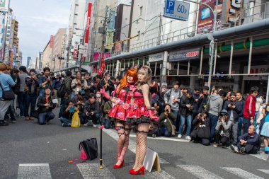 Osaka, Japonya - 18 Mart 2018: Nipponbashi Street Festa, her Mart ayında Osaka, Japonya 'da renkli kostüm ve anime festivali düzenlenir. Dünyanın en büyük kostüm etkinliklerinden biri.