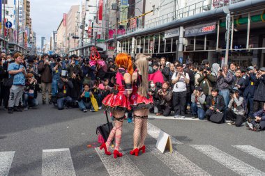 Osaka, Japonya - 18 Mart 2018: Nipponbashi Street Festa, her Mart ayında Osaka, Japonya 'da renkli kostüm ve anime festivali düzenlenir. Dünyanın en büyük kostüm etkinliklerinden biri.
