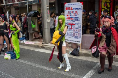 Osaka, Japonya - 18 Mart 2018: Nipponbashi Street Festa, her Mart ayında Osaka, Japonya 'da renkli kostüm ve anime festivali düzenlenir. Dünyanın en büyük kostüm etkinliklerinden biri.