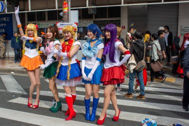 Osaka, Japonya - 18 Mart 2018: Nipponbashi Street Festa, her Mart ayında Osaka, Japonya 'da renkli kostüm ve anime festivali düzenlenir. Dünyanın en büyük kostüm etkinliklerinden biri.