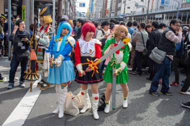 Osaka, Japonya - 18 Mart 2018: Nipponbashi Street Festa, her Mart ayında Osaka, Japonya 'da renkli kostüm ve anime festivali düzenlenir. Dünyanın en büyük kostüm etkinliklerinden biri.