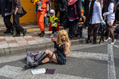 Osaka, Japonya - 18 Mart 2018: Nipponbashi Street Festa, her Mart ayında Osaka, Japonya 'da renkli kostüm ve anime festivali düzenlenir. Dünyanın en büyük kostüm etkinliklerinden biri.