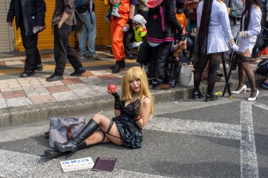Osaka, Japonya - 18 Mart 2018: Nipponbashi Street Festa, her Mart ayında Osaka, Japonya 'da renkli kostüm ve anime festivali düzenlenir. Dünyanın en büyük kostüm etkinliklerinden biri.