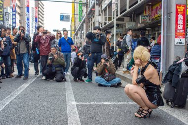 Osaka, Japonya - 18 Mart 2018: Nipponbashi Street Festa, her Mart ayında Osaka, Japonya 'da renkli kostüm ve anime festivali düzenlenir. Dünyanın en büyük kostüm etkinliklerinden biri.