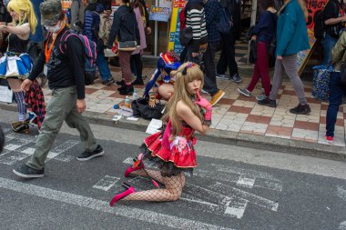 Osaka, Japonya - 18 Mart 2018: Nipponbashi Street Festa, her Mart ayında Osaka, Japonya 'da renkli kostüm ve anime festivali düzenlenir. Dünyanın en büyük kostüm etkinliklerinden biri.