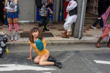 Osaka, Japonya - 18 Mart 2018: Nipponbashi Street Festa, her Mart ayında Osaka, Japonya 'da renkli kostüm ve anime festivali düzenlenir. Dünyanın en büyük kostüm etkinliklerinden biri.