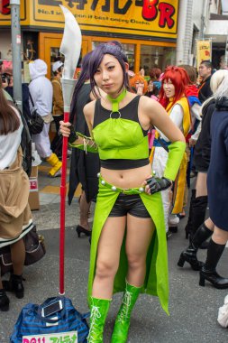 Osaka, Japonya - 18 Mart 2018: Nipponbashi Street Festa, her Mart ayında Osaka, Japonya 'da renkli kostüm ve anime festivali düzenlenir. Dünyanın en büyük kostüm etkinliklerinden biri.