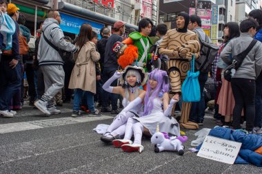 Osaka, Japonya - 18 Mart 2018: Nipponbashi Street Festa, her Mart ayında Osaka, Japonya 'da renkli kostüm ve anime festivali düzenlenir. Dünyanın en büyük kostüm etkinliklerinden biri.