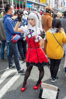 Osaka, Japonya - 18 Mart 2018: Nipponbashi Street Festa, her Mart ayında Osaka, Japonya 'da renkli kostüm ve anime festivali düzenlenir. Dünyanın en büyük kostüm etkinliklerinden biri.