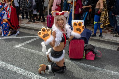 Osaka, Japonya - 18 Mart 2018: Nipponbashi Street Festa, her Mart ayında Osaka, Japonya 'da renkli kostüm ve anime festivali düzenlenir. Dünyanın en büyük kostüm etkinliklerinden biri.