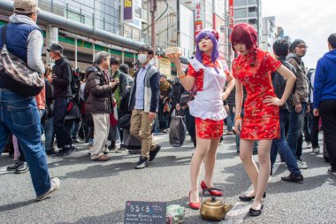 Osaka, Japonya - 18 Mart 2018: Nipponbashi Street Festa, her Mart ayında Osaka, Japonya 'da renkli kostüm ve anime festivali düzenlenir. Dünyanın en büyük kostüm etkinliklerinden biri.