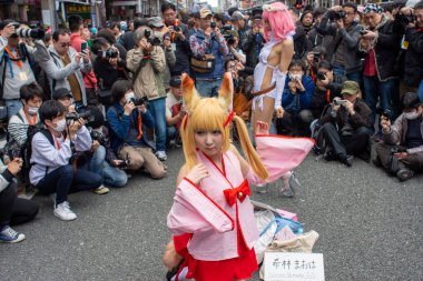 Osaka, Japonya - 18 Mart 2018: Nipponbashi Street Festa, her Mart ayında Osaka, Japonya 'da renkli kostüm ve anime festivali düzenlenir. Dünyanın en büyük kostüm etkinliklerinden biri.
