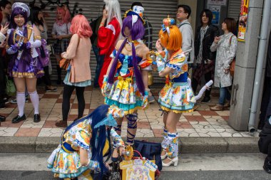 Osaka, Japonya - 18 Mart 2018: Nipponbashi Street Festa, her Mart ayında Osaka, Japonya 'da renkli kostüm ve anime festivali düzenlenir. Dünyanın en büyük kostüm etkinliklerinden biri.