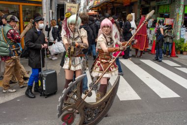 Osaka, Japonya - 18 Mart 2018: Nipponbashi Street Festa, her Mart ayında Osaka, Japonya 'da renkli kostüm ve anime festivali düzenlenir. Dünyanın en büyük kostüm etkinliklerinden biri.