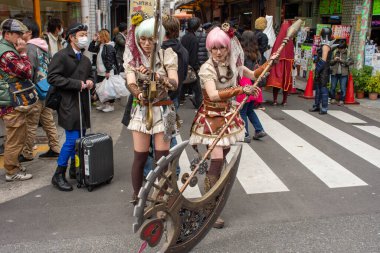 Osaka, Japonya - 18 Mart 2018: Nipponbashi Street Festa, her Mart ayında Osaka, Japonya 'da renkli kostüm ve anime festivali düzenlenir. Dünyanın en büyük kostüm etkinliklerinden biri.