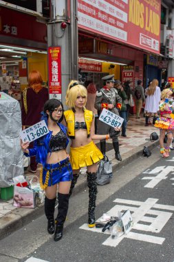 Osaka, Japonya - 18 Mart 2018: Nipponbashi Street Festa, her Mart ayında Osaka, Japonya 'da renkli kostüm ve anime festivali düzenlenir. Dünyanın en büyük kostüm etkinliklerinden biri.