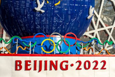 Pekin, Çin - 20 Şubat 2016: Pekin Kış Olimpiyatları 'nı Pekin Ulusal Stadyumu Kuş Yuvası önünde tanıtan dekoratif duruş, Çin