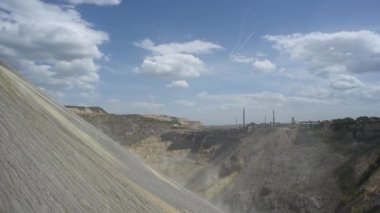 Sırbistan 'ın Bor kentindeki Zijin Bor Bakır madeni ve eritme kompleksi 2 Mayıs 2021' de, Avrupa 'nın en büyük bakır madenlerinden biri olan Çinli maden şirketi Zijin Madencilik Grubu' na ait.