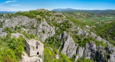 Doğu Sırbistan 'daki Sokobanja kenti yakınlarındaki Soko Grad Sokolac (Falcon City) ortaçağ kalesinin kalıntıları