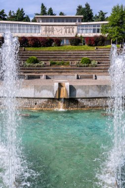 Yugoslavya Müzesi. Josip Broz Tito 'nun mezarı 22 Mayıs 2021' de Sırbistan 'ın Belgrad kentindeki Çiçekler Evi' nde bulunuyor. Sırbistan 'ın en çok ziyaret edilen müzesi