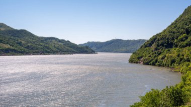Demir kapılardaki Tuna Nehri Sırbistan ile Romanya arasındaki Djerdapska Klisura geçidinde